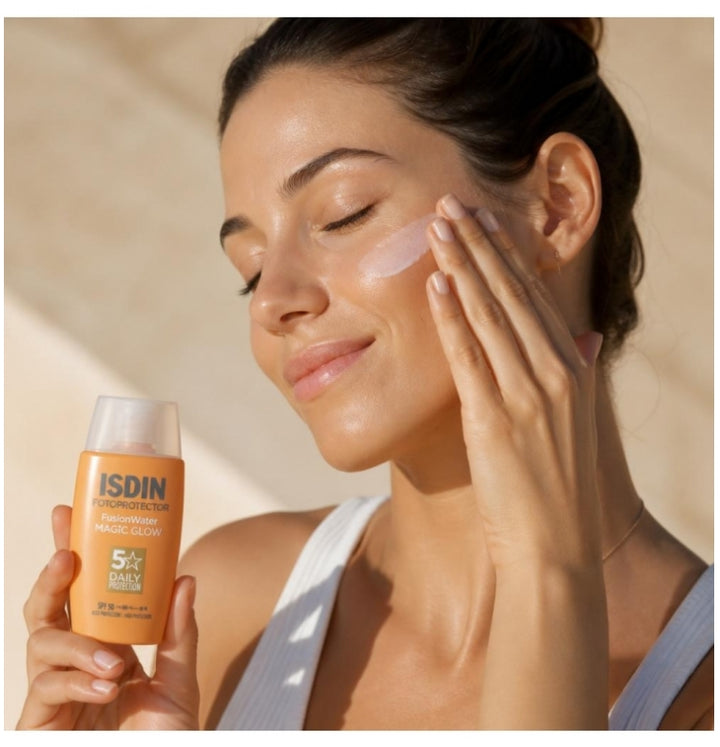 Isdin Fotoprotector Fusion Water Magic Glow Protector solar facial en crema ultraligera SPF50 50ml