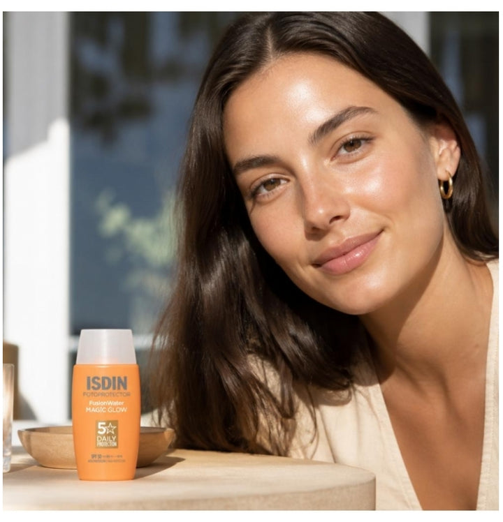 Isdin Fotoprotector Fusion Water Magic Glow Protector solar facial en crema ultraligera SPF50 50ml